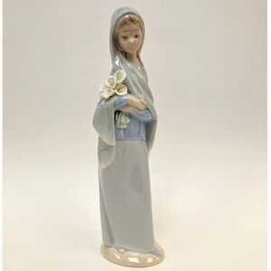Lladro, Girl with Flowers